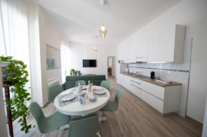 SweetHome Confortevole Trilocale vicino stazione WIFI aria condizionata Salerno